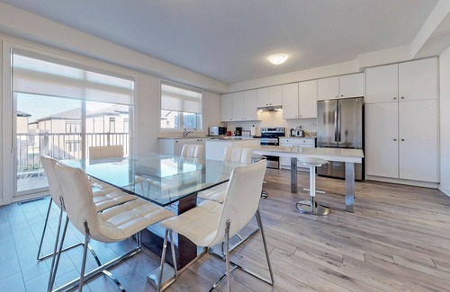 Brampton House | NEWLY BUILT LUXURIOUS 3BRM TOWN HS/AIRPORT/PARKING