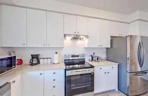 Brampton House | NEWLY BUILT LUXURIOUS 3BRM TOWN HS/AIRPORT/PARKING