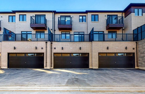 Brampton House | NEWLY BUILT LUXURIOUS 3BRM TOWN HS/AIRPORT/PARKING