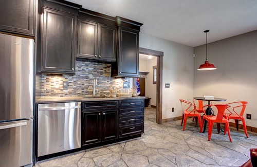 Mayfield House | Newly Built Luxury Lakefront Lodge With Sandy Beach,Kayak/SUPs, Dock