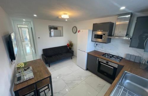 East Dunstable Apartment | Newly built modern flat with free parking close to London Luton airport and L&D hospital