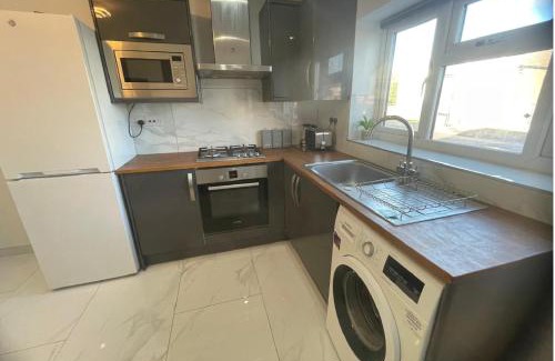 East Dunstable Apartment | Newly built modern flat with free parking close to London Luton airport and L&D hospital