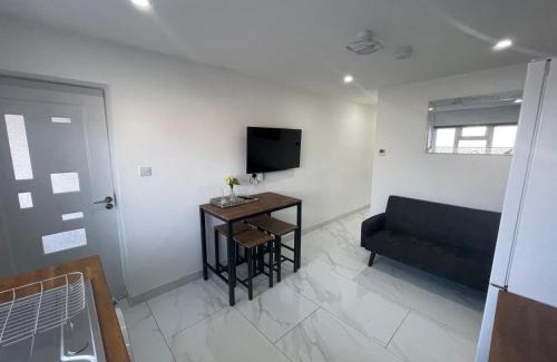 East Dunstable Apartment | Newly built modern flat with free parking close to London Luton airport and L&D hospital