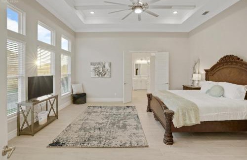 Calallen House | Newly Built Stylish Retreat with Designer Kitchen - Near Park & Beach