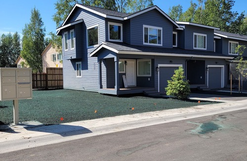 Taku - Campbell House | NEWLY BUILT TOWNHOME W/2 BEDROOM & HEATED GARAGE