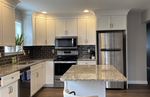 Stevens House | Newly Built Zen Space 2Bd-3Bth - Pets OK