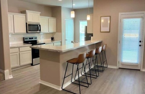 Wellborn House | Newly constructed 3 BDR townhome 5 min to Kyle Field and campus