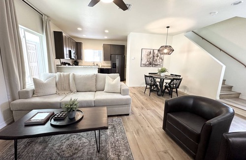 Flagstaff House | Newly Constructed 2 BR Bungalow in the Pines w/Cozy Fireplace -Central Location