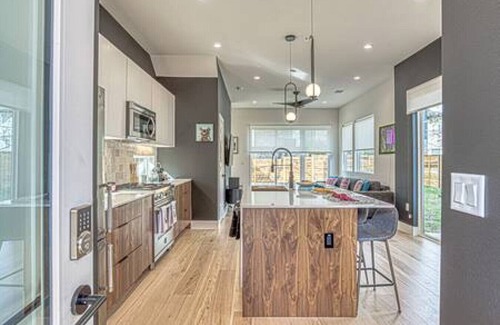 Chestnut House | Newly Constructed 2 BDRM I Work Remotely mins to DT/Airport/Top SXSW Spots!