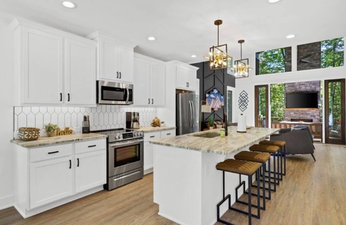 Foxfire Estates Cabin | Newly Constructed Modern Farmhouse, Hot Tub, Outdoor Covered Fireplace, Creek