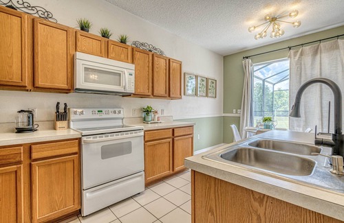 Windwood Bay House | Newly decorated 4 bedroom Pool Home w/2 Masters, Games Room & Conservation View. Near Disney