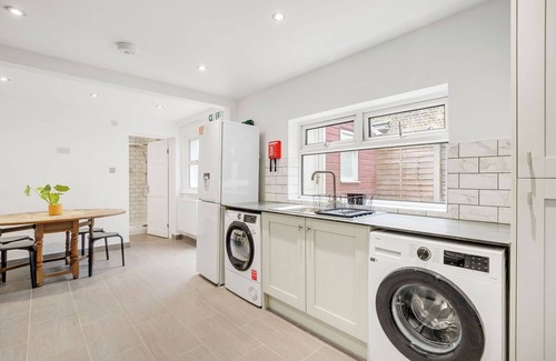 Waltham Cross House | Newly Decorated, Spacious House with Parking and near Train Station