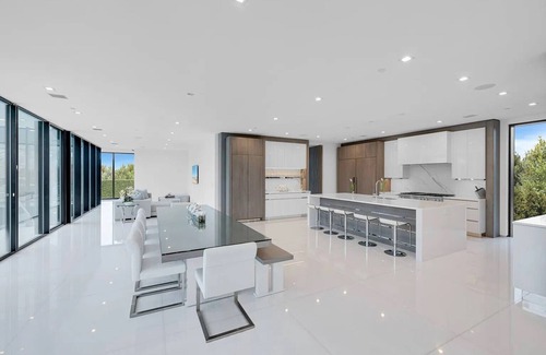 Bridgehampton House | Newly developed contemporary home situated on 1.5 acres.