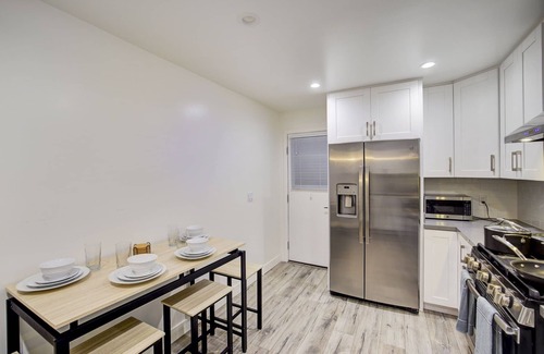 Downtown Cottage | NEWLY FURNISHED! RECENTLY RENOVATED! CUTE SPACE! CLOSE TO SFO!