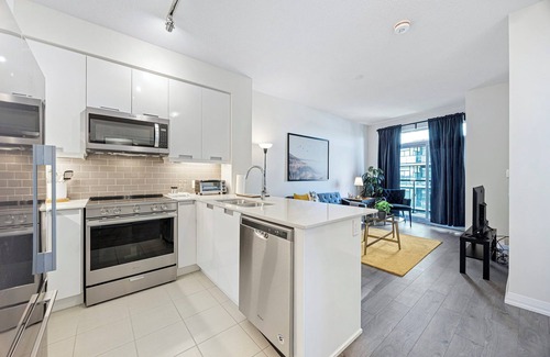Hurontario Condo | Newly Furnished 1BR Suite w Balcony & Free Parking