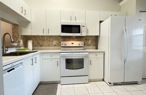 Naples Condo | Newly furnished 2/2+Den 1,315 sq ft condo!