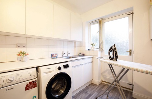 Didsbury House | Newly-furnished, Detached 4 bedroom Didsbury home