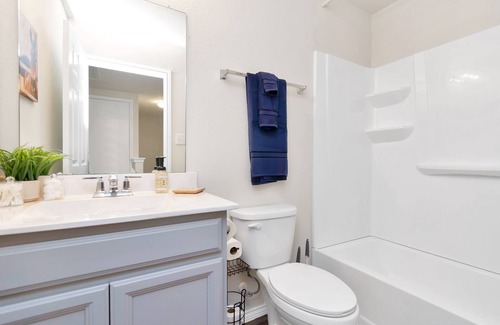 Hockley House | Newly Furnished - Family & Pet Friendly-Zube Park