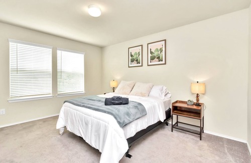 Hockley House | Newly Furnished - Family & Pet Friendly-Zube Park