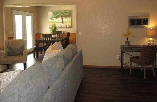 South Oklahoma City House | NEWLY FURNISHED LUXURY RETREAT AT OKC/MOORE/NORMAN BORDER!
