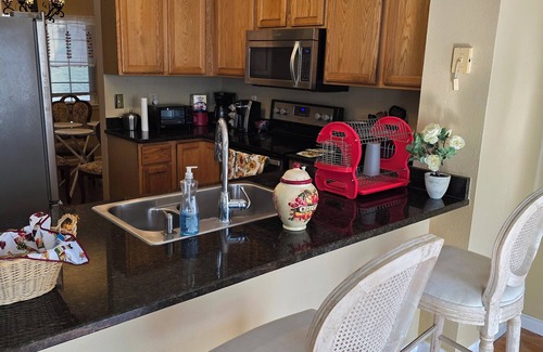 Aurora House | Newly listed 3-bed 3-bathroom, with WiFi, AC in Aurora