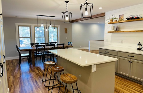 Mayfield House | * Newly Listed Lake House! Sleeps up to 12. Large sandy beach & swim area *