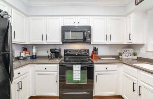 North Capitol Condo | NEWLY LISTED & Remodeled Condo, Pool, & Free Park .7 Mile to Broadway 🎶🪕🎻🍷👢