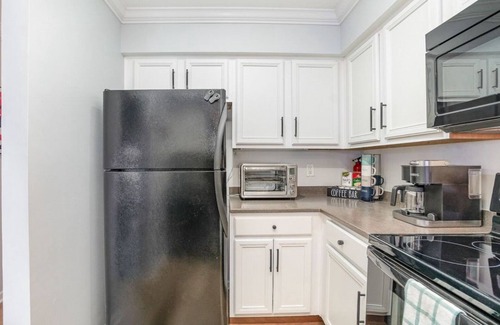 North Capitol Condo | NEWLY LISTED & Remodeled Condo, Pool, & Free Park .7 Mile to Broadway 🎶🪕🎻🍷👢