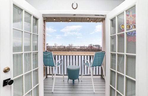 North Capitol Condo | NEWLY LISTED & Remodeled Condo, Pool, & Free Park .7 Mile to Broadway 🎶🪕🎻🍷👢