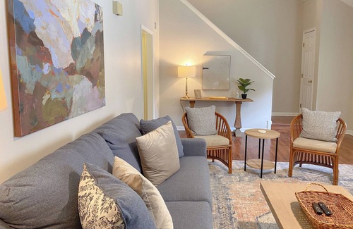 Hattiesburg House | Newly listed! Stylish Townhome w/ King Bed! 3bd/2ba - Central Location!