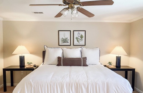 Hattiesburg House | Newly listed! Stylish Townhome w/ King Bed! 3bd/2ba - Central Location!