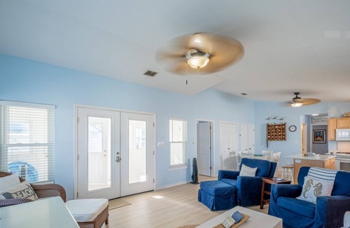 Shibui Sands House | Newly Listed - Walk to the Beach ! Located off of 11th St. Small Fenced Yard. Dogs ok. King bed