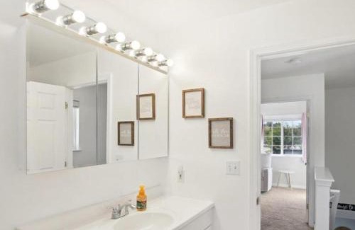 Madison Heights Villa | Newly Luxury Dream Home With 4 Bedroom 2 Full Bath, Full Body Massage Chair, 65Inch TV, Nice Deck, Fenced Backyard, Private Gym