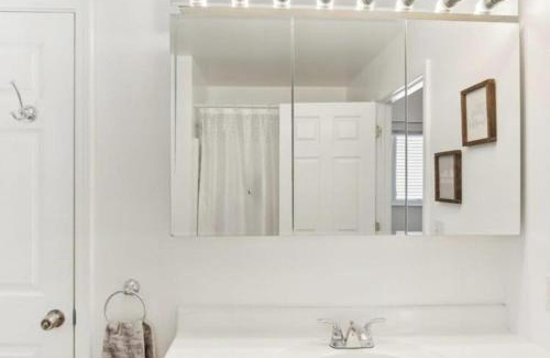 Madison Heights Villa | Newly Luxury Dream Home With 4 Bedroom 2 Full Bath, Full Body Massage Chair, 65Inch TV, Nice Deck, Fenced Backyard, Private Gym