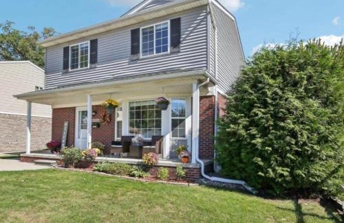 Madison Heights Villa | Newly Luxury Dream Home With 4 Bedroom 2 Full Bath, Full Body Massage Chair, 65Inch TV, Nice Deck, Fenced Backyard, Private Gym