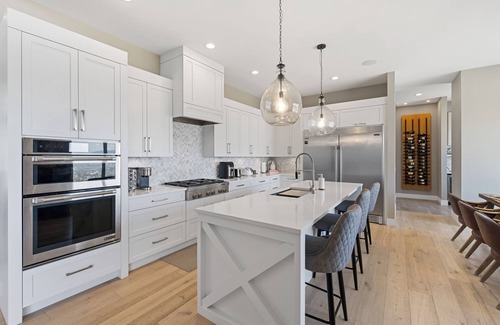 Southwest Mission House | Newly Modern House w/urban landscape of Kelowna!！