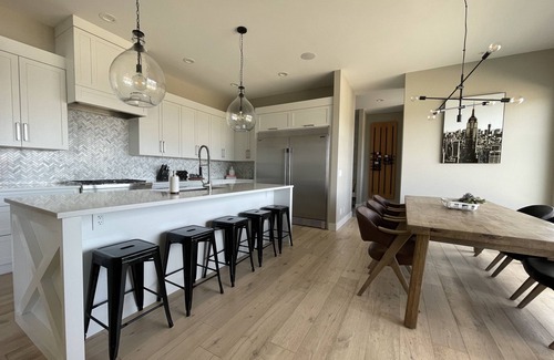 Southwest Mission House | Newly Modern House w/urban landscape of Kelowna!！