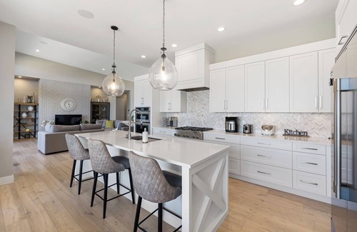 Southwest Mission House | Newly Modern House w/urban landscape of Kelowna!！