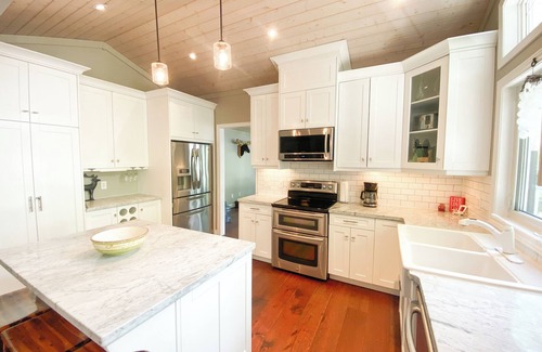 Novar Cottage | Newly Offered: Sandy Beach Kayaks SUPs Canoes Firepit Beautiful Indoor Spaces