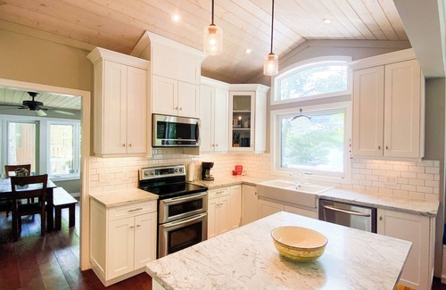 Novar Cottage | Newly Offered: Sandy Beach Kayaks SUPs Canoes Firepit Beautiful Indoor Spaces