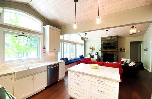 Novar Cottage | Newly Offered: Sandy Beach Kayaks SUPs Canoes Firepit Beautiful Indoor Spaces