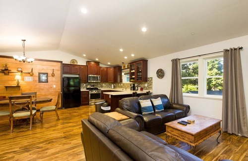 Humboldt Hill House | Newly Re-listed!🌲🏡 Hillcrest Hideaway- Tucked Away Cozy Comfort and Convenience 🌳