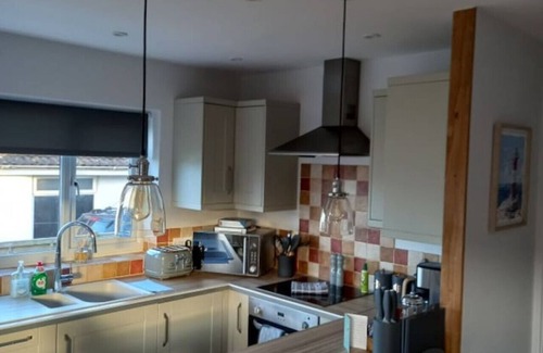 Woolavington House | Newly refurbed 2 bedroom bungalow and free parking