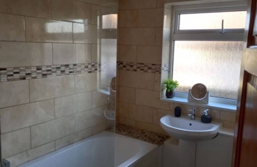 Woolavington House | Newly refurbed 2 bedroom bungalow and free parking