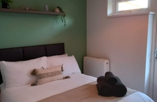 Woolavington House | Newly refurbed 2 bedroom bungalow and free parking