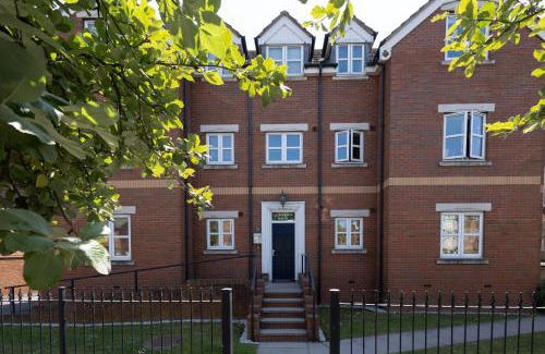 Warwick Apartment | Newly Refurbed Warwick Apt 2BR Sleeps 3 Free Parking