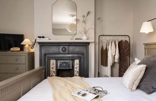 Hurstpierpoint House | Newly refurbished en-suite triple room village location