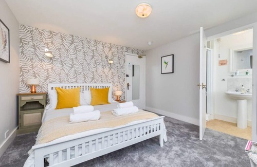 Hurstpierpoint House | Newly refurbished ensuite double room village location