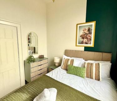 Gloucester Apartment | Newly refurbished, 2BD, 1Bath, Free Parking, Central