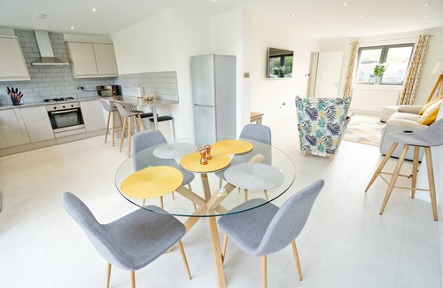Slough House | Newly Refurbished 4 Double Bed House with Parking